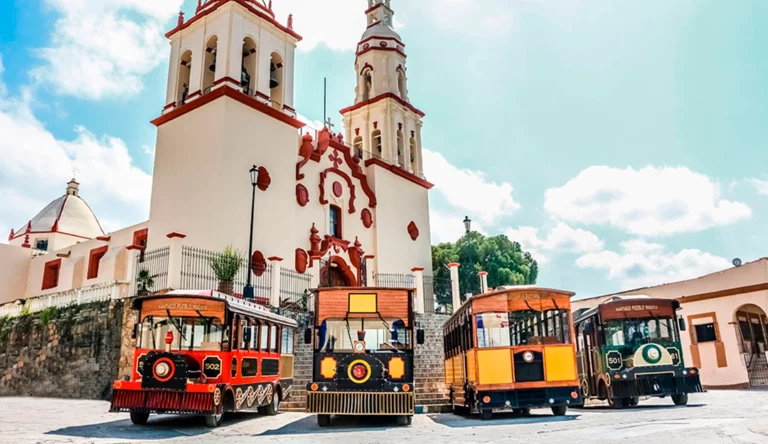 Buses antiguos en frente a la iglesia del Pueblo Mágico de Santiago