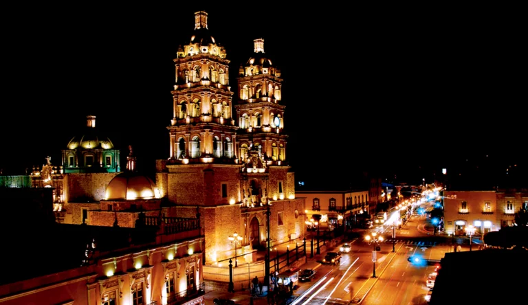 Vista nocturna de la Catedral Menor de la Ciudad de Durango