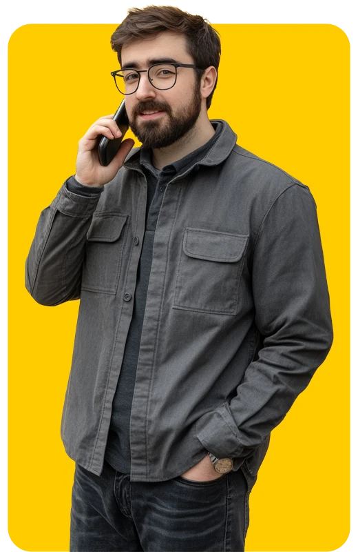 hombre joven hablando por teléfono