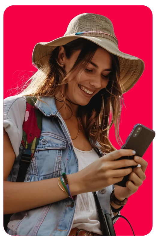 viajera joven mirando su smartphone