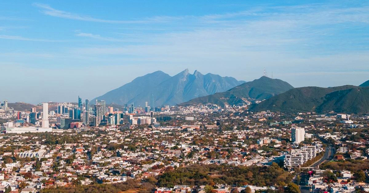vista panorámica de Monterrey con Cerro de la Silla