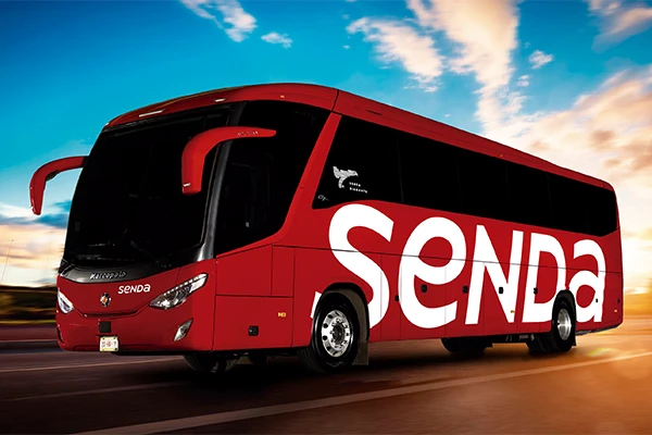 Autobús Senda en la carretera al atardecer