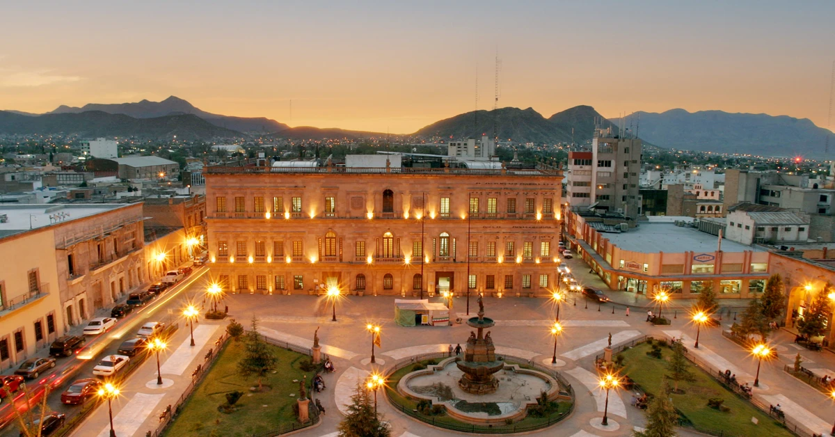 plaza municipal principal de Saltillo al atardecer