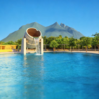 lago en parque fundidora con el cerro de la silla detrás, en monterrey