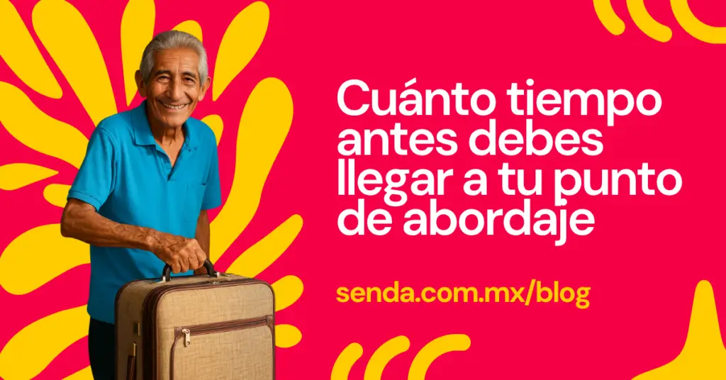 Señor de la tercera edad sonriente con su maleta y equipaje