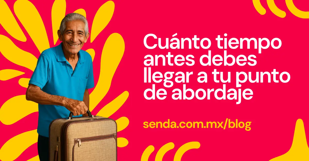 Señor de la tercera edad sonriente con su maleta y equipaje