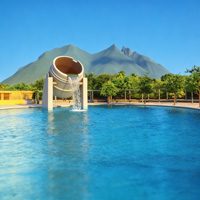 lago en parque fundidora con el cerro de la silla detrás, en monterrey